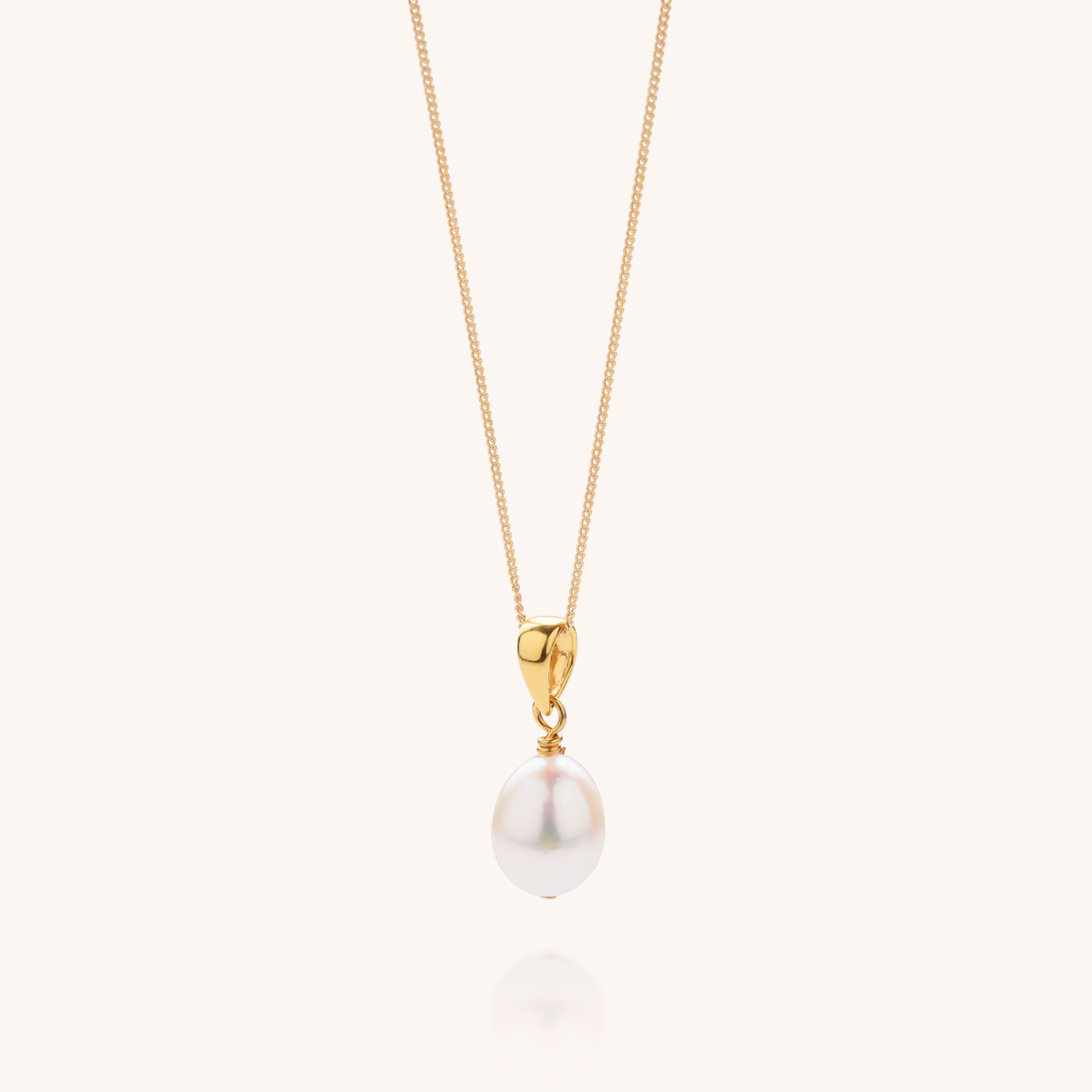 necklace with pearl pendant in white on gold chain