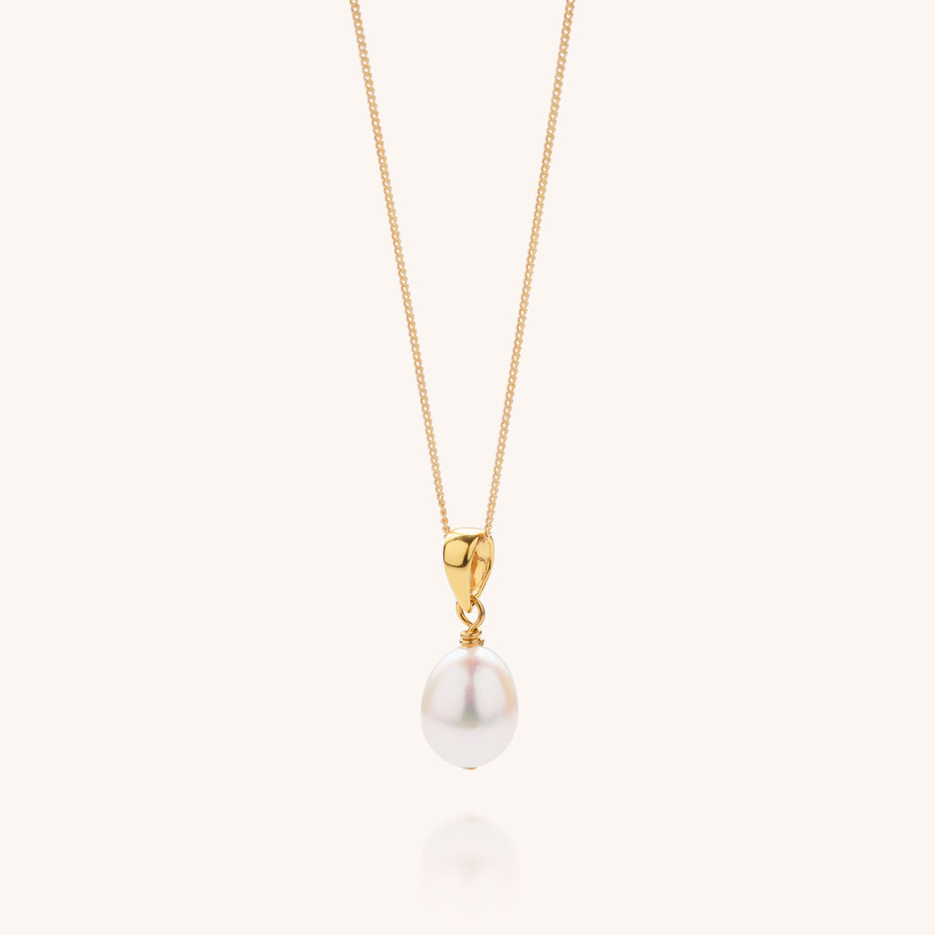 necklace with pearl pendant in white on gold chain