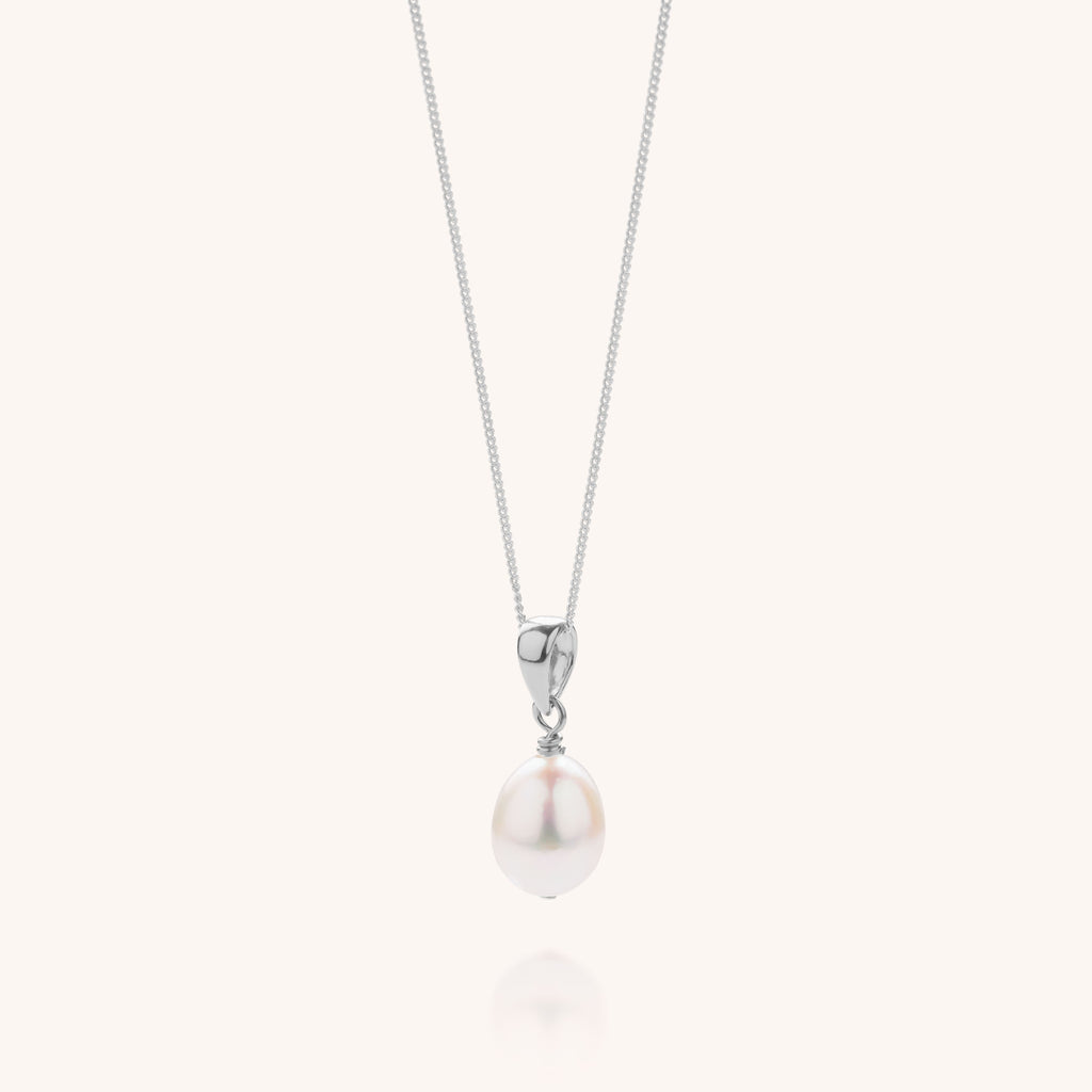 necklace with pearl pendant in white on silver chain